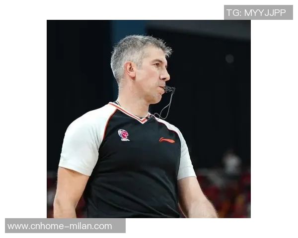 三裁判单节判罚三次技术犯规杨鸣背靠背吃T是否公正引发热议